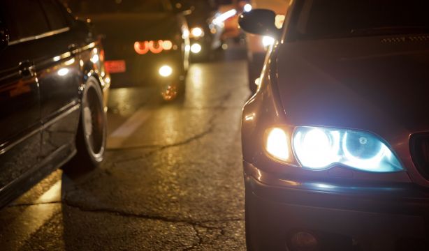 La multa que te puede poner la DGT por llevar las luces encendidas de día