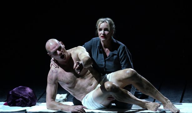 Vejez, salud mental y caída a los infiernos: 'Lear' cuestiona el papel de los mayoresRegresa al Teatro Real 'Lear' con una puesta en escena que cuestiona el papel de los mayores