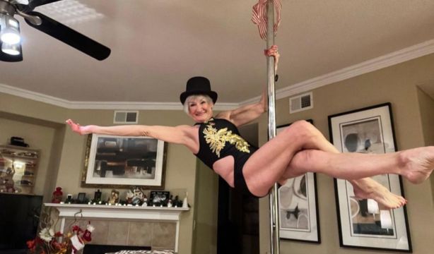 Una mujer de 75 años cumple su sueño y se convierte en bailarina de pole dance: "Intento inspirar". Foto: Instagram