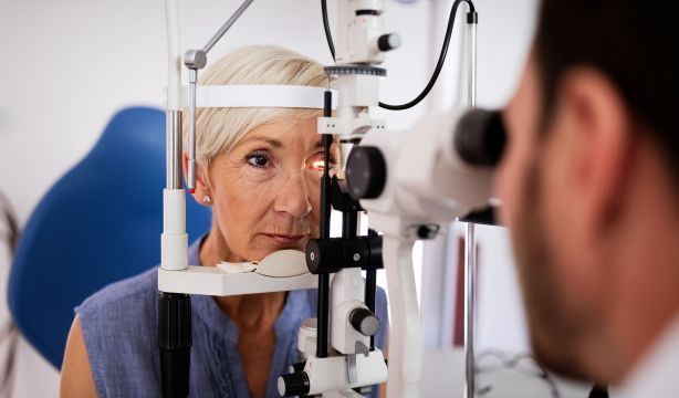 Gafas y lentillas gratis: ¿estarán incluidos los mayores?