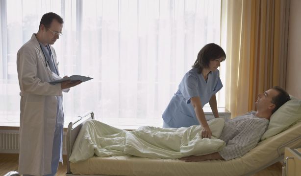 Los pacientes hospitalizados que duermen cerca de la ventana descansan mejor