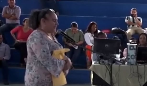 Una profesora hace una prueba para poder dar clases de inglés sin saber el idioma. Foto: YouTube