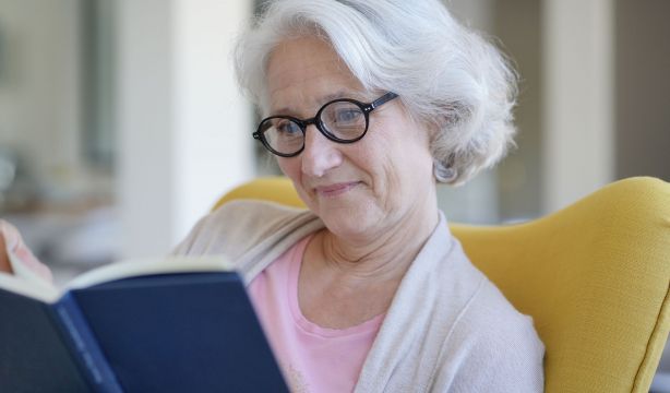 Los mayores de 65 años, cada vez más lectores: el grupo en el que más crece este hábito
