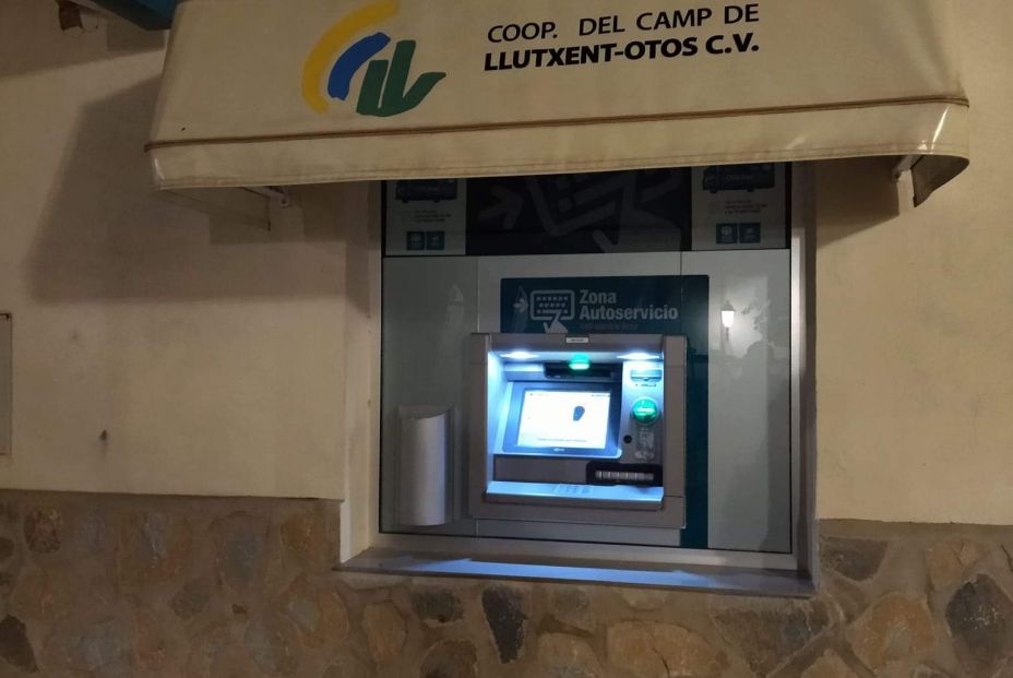 La banca olvida su compromiso con el medio rural: Cajamar cierra el único cajero del pueblo de Otos Foto: Patrimoni d’Otos (Facebook) La banca olvida su compromiso con el medio rural: Cajamar cierra el único cajero del pueblo de Otos Foto: Patrimoni d’Otos (Facebook)