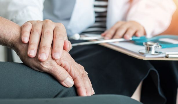 Descubren que argentinos, chilenos y europeos comparten factores de riesgo de padecer alzhéimer (Bigstock)