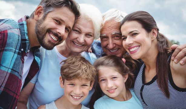 Menos nietos y más abuelos y bisabuelos: así cambiarán las familias en los próximos años (Bigstock)