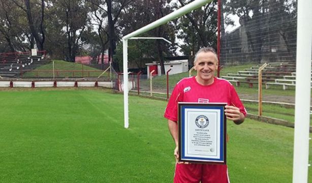 Robert Carmona, el futbolista más longevo del mundo: sigue en activo a los 62 años