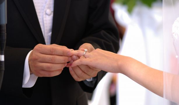 Casarse antes de los 30, una tradición que se desploma en España (Bigstock)