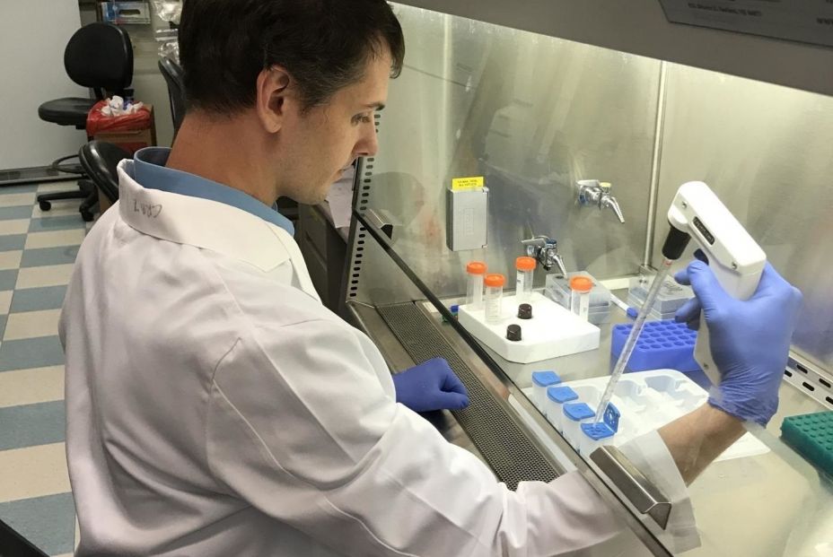 El investigador Bradley Downs realizó un ensayo de cartuchos que distingue el cáncer de los aspirados benignos de las mamas mamográficamente sospechosas El investigador Bradley Downs realizó un ensayo de cartuchos que distingue el cáncer de los aspirados benignos de las mamas mamográficamente sospechosas