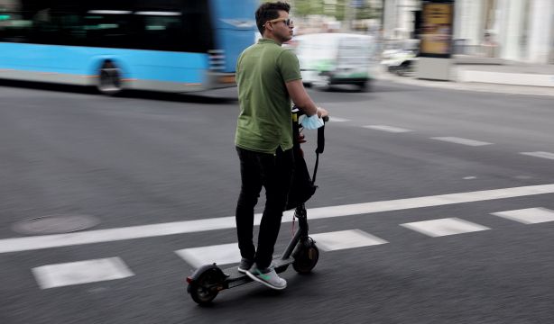 Patinetes: los mayores nos jugamos el físico en la calle todos los días