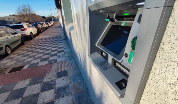 El Congreso debate una ley para asegurar, al menos, un cajero automático por municipio. Foto: EuropaPress