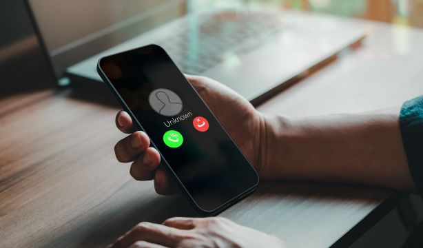 Cuidado con estos prefijos: alerta por el aumento de estafas telefónicas en España
