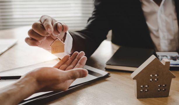 Las familias españolas necesitan siete años y medio de sueldo para comprar una vivienda (Bigstock)