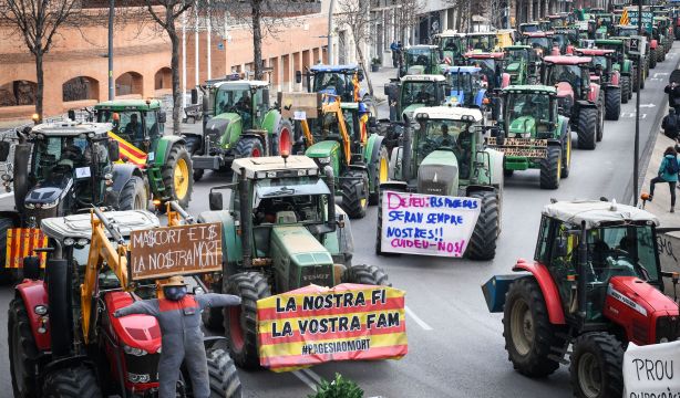 Los agricultores colapsan las principales carreteras de España para exigir precios justos