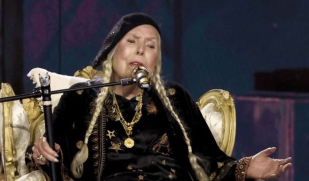 Joni Mitchell debuta en los Grammy con 80 años protagonizando uno de los mejores momentos de la gala (Recording Academy)