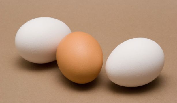El truco para que no se pegue la cáscara del huevo al pelarlo (Bigstock)