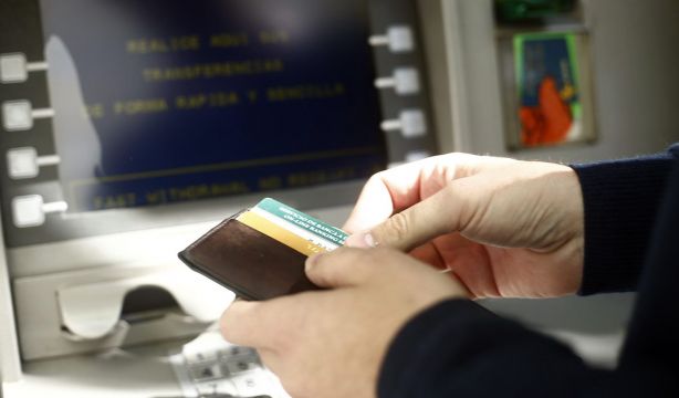 La banca obtuvo los beneficios récord con la mitad de empleados y un 60% menos de oficinas