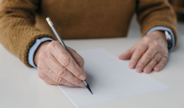 Un joven muestra la lista de peticiones que su abuelo hizo para cuando fuese mayor y se hace viral (Bigstock)