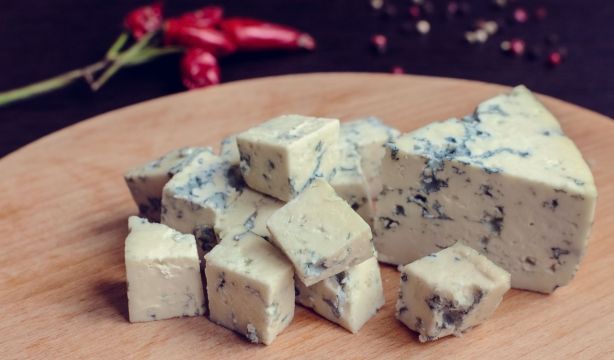 El queso azul ahora podría ser rojo, verde o ros. BigStock