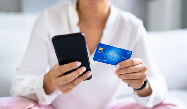 ¿Es posible deducir en el IRPF el dinero perdido por una estafa a través del móvil? (Bigstock)