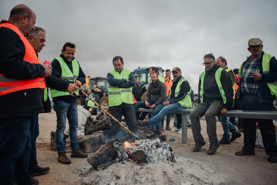 EuropaPress 5744681 agricultores hacen hoguera concentracion autovia a 4 kilometro 121 altura