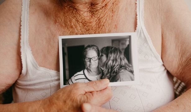 'Abuelos', la admiración por los mayores desde la cámara de Emma Ovin