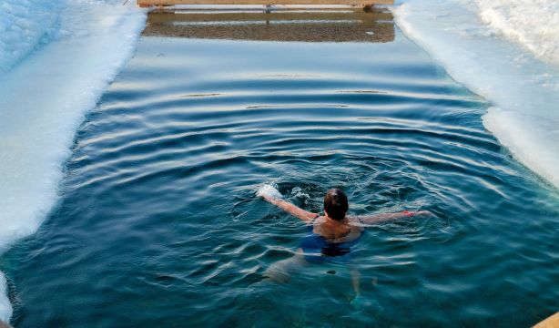 Descubren que nadar en agua fría puede mejorar los síntomas de la menopausia (Bigstock)