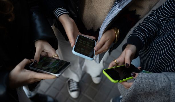 Las medidas contra la adicción del móvil en los colegios