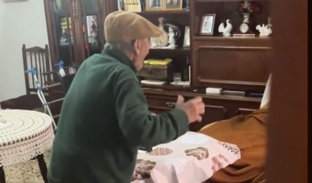VÍDEO: Graba a su abuelo cantando y bailando para su esposa con alzhéimer y enamora en las redes (TikTok)