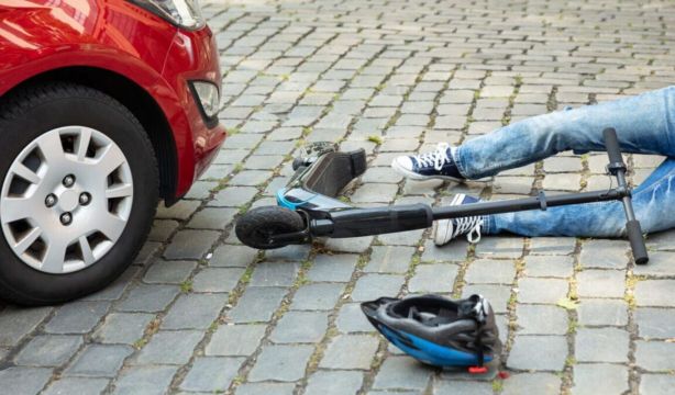 El teléfono 018 para víctimas de tráfico, la señal V16 y el seguro obligatorio para VMP, en 2026