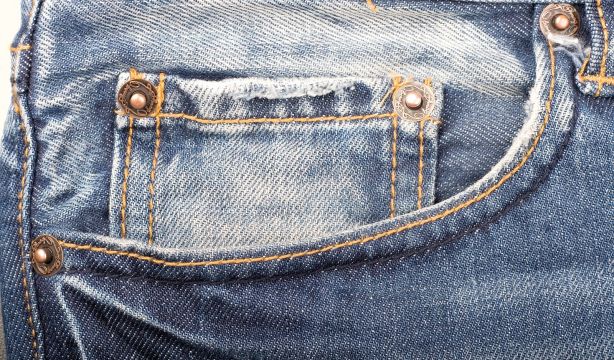 ¿Sabes para qué sirve el bolsillo pequeño de los pantalones vaqueros? (Bigstock)