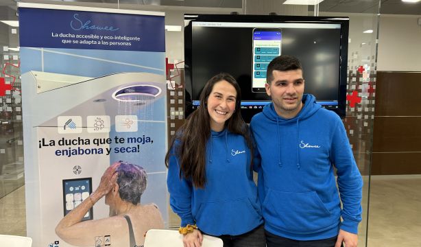 Una ducha anticaídas y una app contra la soledad no deseada, ganadores de los premios de Cruz Roja