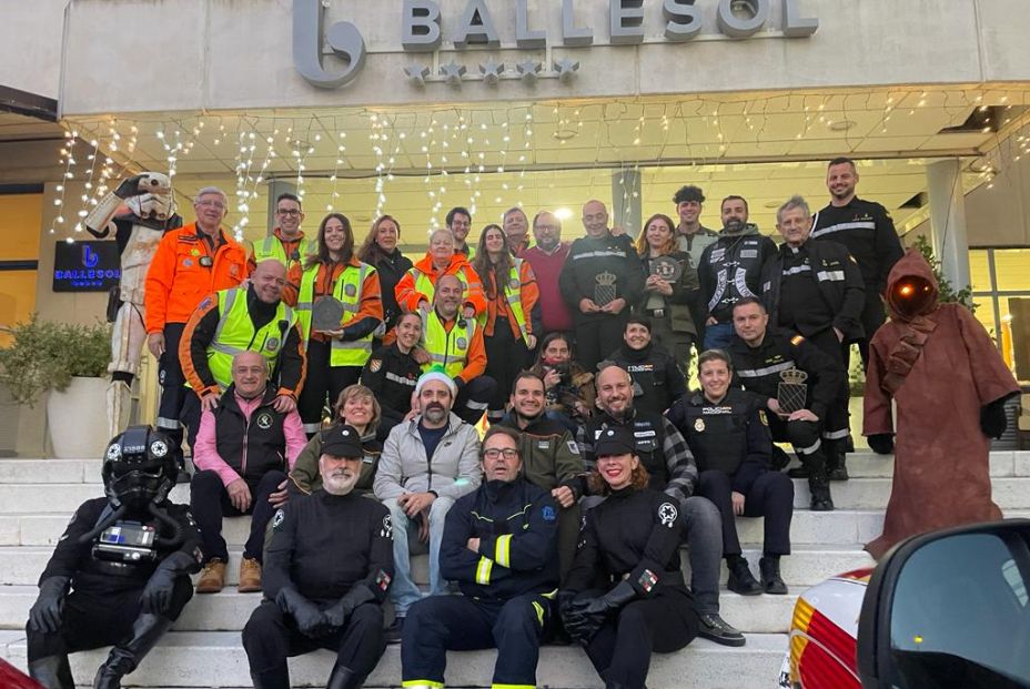 Personajes de Star Wars entregan libros en una residencia para paliar la soledad Personajes de Star Wars entregan libros en una residencia para paliar la soledad