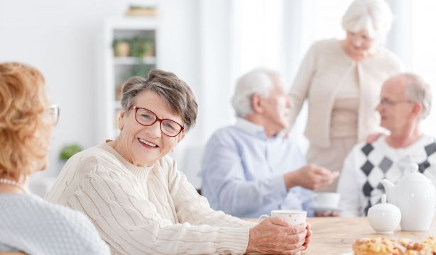 Lanzan una guía práctica de actividades para prevenir el edadismo (Bigstock)