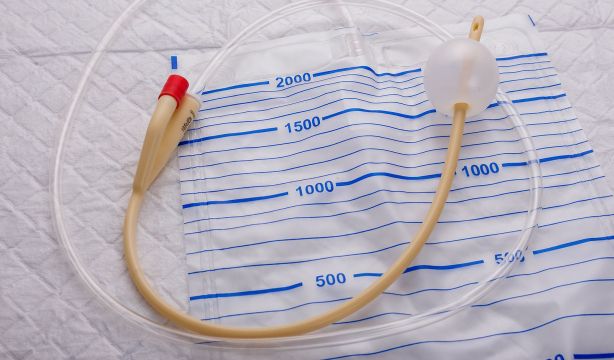 Sanidad advierte sobre problemas de suministro de bolsas de recogida de orina