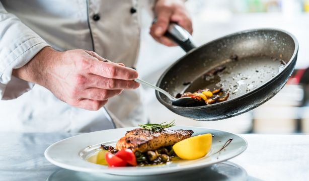 Los trucos para evitar que el pescado se pegue a la sartén