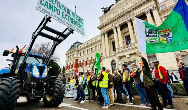 Planas propone 18 medidas para frenar la crisis del campo, pero se mantienen las protestas