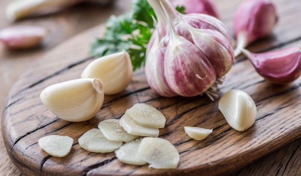El truco del ajo para que tus plantas crezcan más rápido (BigStock)
