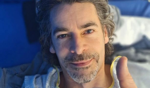 El actor Eduardo Noriega relata desde el hospital su accidente de moto: "Ha sido un susto tremendo"