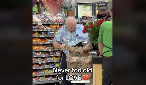 Un hombre mayor se vuelve viral tras este gesto de amor