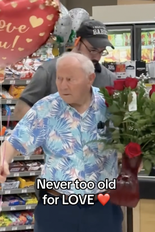 Un hombre mayor se vuelve viral tras este gesto de amor Un hombre mayor se vuelve viral tras este gesto de amor