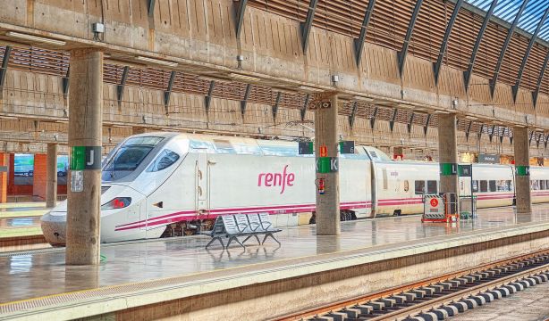 Renfe pedirá el DNI para formalizar viajes con los abonos del 50% de Avant