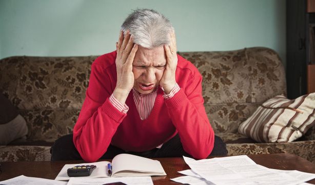 Brecha digital y eléctricas: las trabas de las compañías energéticas a los clientes mayores