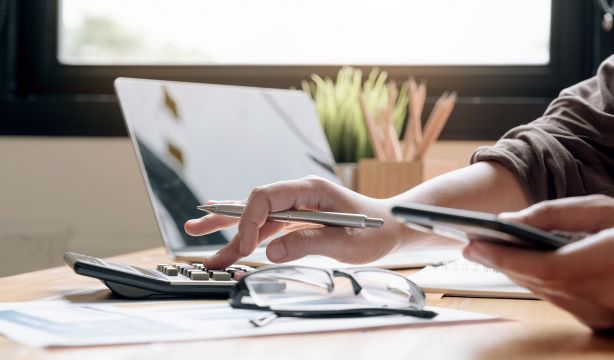 Cobrar la incapacidad permanente es incompatible con estas ayudas. Foto: Bigstock