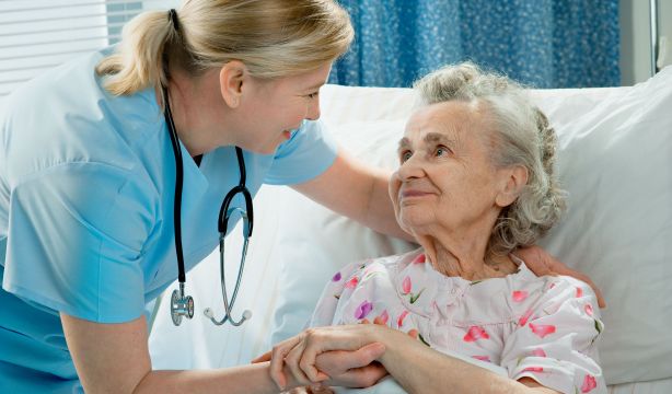 Las residencias de la Comunidad Valenciana alertan de la falta de personal sanitario