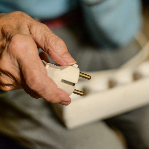 El drama del bono social eléctrico: miles de pensionistas se quedan sin él por las trabas digitales