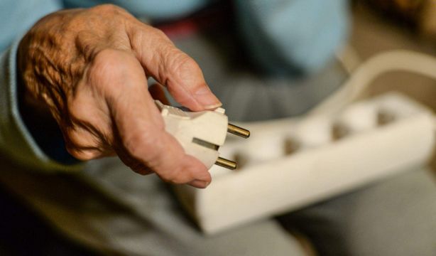 El drama del bono social eléctrico: miles de pensionistas se quedan sin él por las trabas digitales