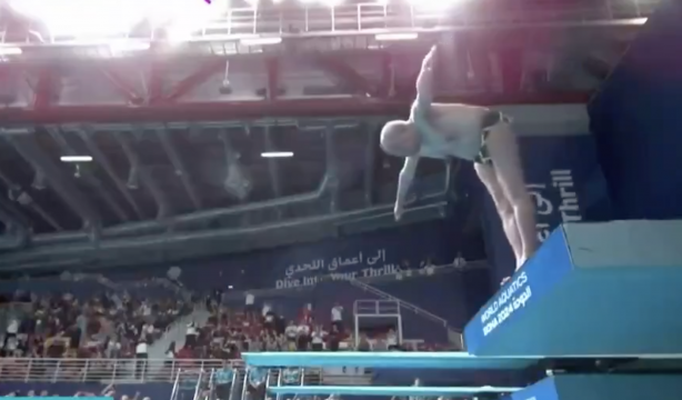 VÍDEO: Un iraní de 100 años sorprende al mundo con su salto al agua en trampolín
