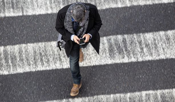 Hasta 27 kilos en las cervicales: así afecta el uso del teléfono móvil a tu espalda