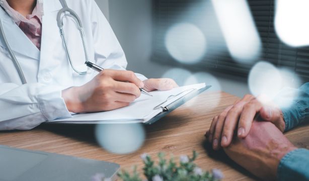 Rechazan la incapacidad permanente a una mujer con cáncer por "ir demasiado maquillada"